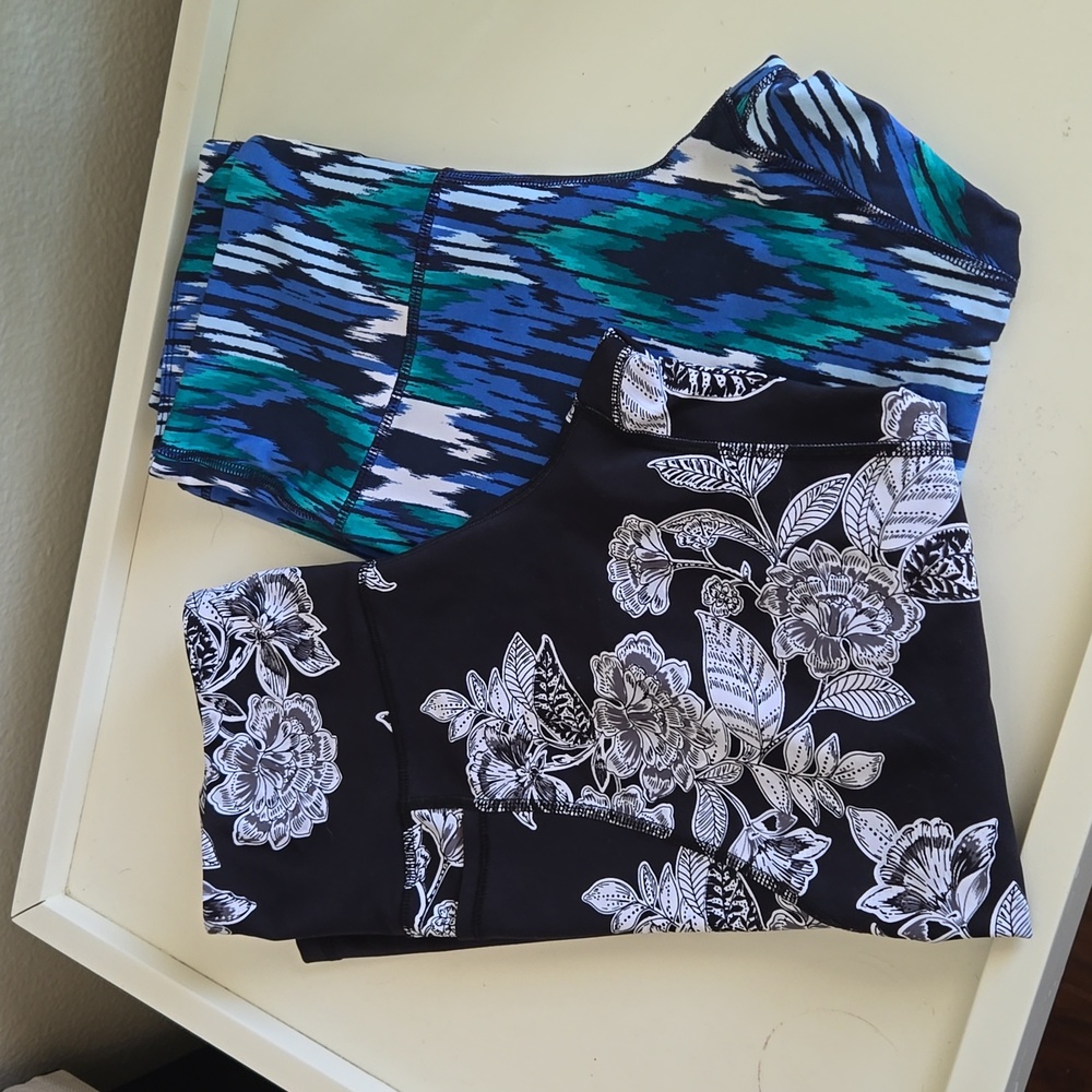 2 pairs of mid calf leggings